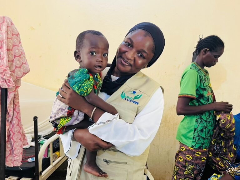 Remise de fiches individuelles URENI au CSRef de Djenné par l’équipe Avenir et visite guidée par le RND et la chargée Nut
